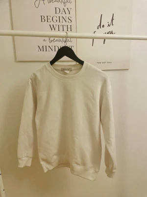 Vit Moncler tröja - En stilren vit tröja från Moncler. Tröjan har en klassisk passform och är tillverkad i mjukt bomullsmaterial. Perfekt för en clean och avslappnad look. Perfekt nu till våren och sommarkvällar. Knappt använd då den var för stor för mig.