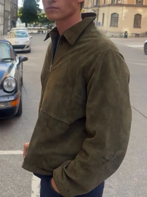 Massimo Dutti Summer Jacket  - Massimo Dutti CONTRAST WITH ZIP - Summer jacket. Grön, Mocka. Nypris:3800kr. Mitt pris: 1500kr