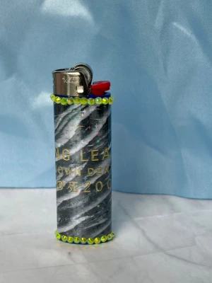 YUNG LEAN//UNKNOWN DEATH - lighter - ⭐️1st Refillable BIC MAXI LIGHTER med wrap & rhinestones ⭐️ ✨🤍 FREEBIES (godis & random stickers) ingår i alla beställningar över 70kr 🤍