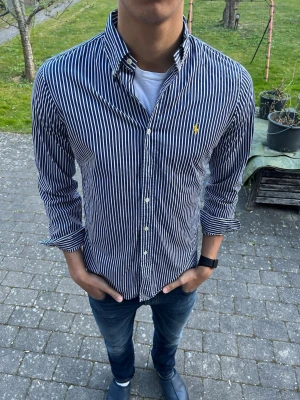 Ralph Lauren skjorta - Säljer snygg blå Ralph Lauren skjorta storlek S custom fit snygg till sommaren. Passar dig som är 180-189 ca. Paketpris vid flerköp😃 Skriv om du har frågor!