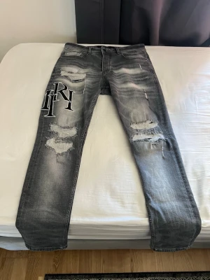 Amiri Jeans  - Säljer nu mina jeans då de har blivit för små på mlg