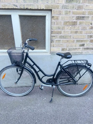 Svart damcykel med korg - Säljer två likadan  svarta damcyklar 3000kr/st . Inte använda supermycket 