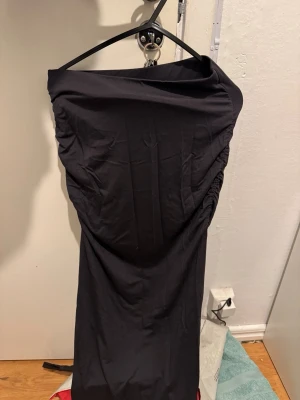  kjol från Gina Tricot - Säljer en grå/navy kjol från Gina Tricot i storlek XS. 