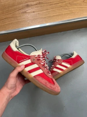 Adidas Wales Bonner ~ sjukt sällsynt modell - Säljer nu dessa sällsynta wales bonner skorna | modellen är väldigt eftertraktade och endas ett limiterad antal tillverkandes | st 42 | skick 8/10 | fraktar samma dag / kan även gå ner i pris 🌤️