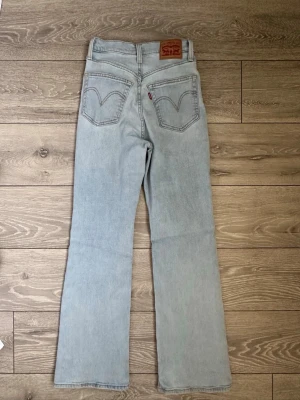 Levis ribcage bootcut 27” - Ljusblå Levis ribcage bootcut, strl 27” innerbenslängd 76-77cm. Mycket stretch. Fint skick. 