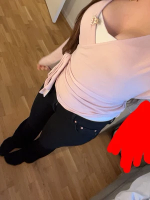 Ljusrosa omlott topp - Supersöt ljusrosa omlottopp från Topshop med långa ärmar och knyt i midjan. Toppens omlottdesign ger en snygg v-ringning och den är perfekt att styla med jeans eller kjol. Mjuk och skön i materialet. 