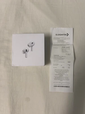 Apple AirPods Pro 2  - Säljer ett par snygga original AirPods Pro (2:a generationen) i oanvänd skick. Med AppleCare som gäller till 2026 och överförs vid köp. Levereras komplett med originalförpackning, USB-C kabel och extra öronpluggar. Serienummer stämmer överens på box, fodral, AirPods och iPhone-inställningar. Kommer från rök- och djurfritt hem och skickas snabbt efter köp. Kvitto medföljer.