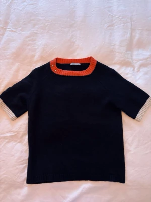 Hunkydory Stockholm  - Stickad tröja från Hunkydory i alpacka och ullblandning. Väldigt fin kvalitet och unik design med orange detalj vid halsen. Superfin till både vardag och uppklätt ✨