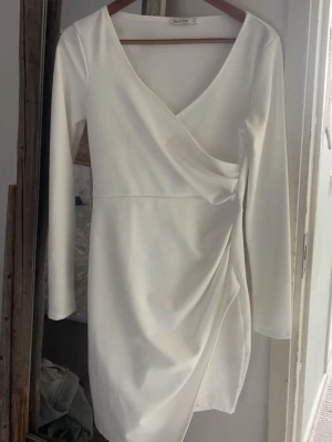 Vit klänning  - Jättefin vit klänning perfekt till student eller bara allmänt på sommaren, den är endast använd 1 gång vid skolavslutning. Inga defekter 