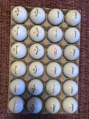 74st golfbollar övnings/budget - Dessa bollar är perfekt för nybörjaren! Det som hittas i detta paket  Titleist 12st varav 1 trufeel 1 tour soft Callaway 7st blandade Taylormade 3st blandade Bridgestone e6 1st Srixon 1st Wilson staff 17st blandade Nike 5st blandade Spalding 4st blandade Top flite 6st blandade  Pinnacle soft 3st Övriga + lady bollar (4st) 15st