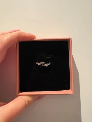 Pandora örhängen  - Säljer dessa gulliga Pandora örhängena, små hoops med stjärna och måne på! Äkta silver. Endast använda ett fåtal gånger! Nypris 650 kr säljer för 325 kr 