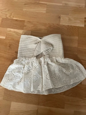 Beige sommar top från Zara  - Supersöt beige topp med virkad midja och knyt framtill. Perfekt inför sommaren!