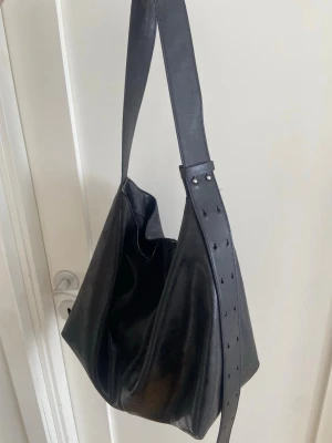 Väska - Snygg och rymlig väska från Zara med flera fack inuti (se bild). Väskan är i bra skick förutom att en liten rem uppepå/inuti väskan börjat lossna (se bild), det är dock inget som syns tydligt!
