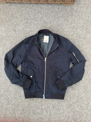 J.Lindeberg bomberjacka | S - J.Lindeberg jacka | Storlek: S | Mycket bra skick | Färg: Blå | Snygg och perfekt till våren | Hör av er vid frågor eller prisförslag!