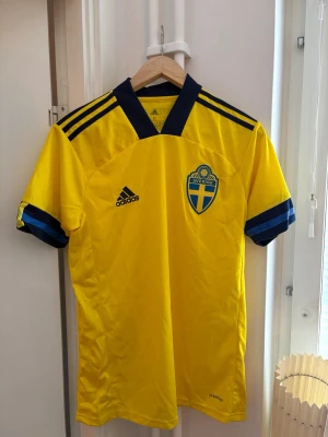 Sverige fotbollströja - Sverige fotbollströja från Adidas. Perfekt nu till Vm i sommar. Storlek S men passar M. Aldrig använd. 