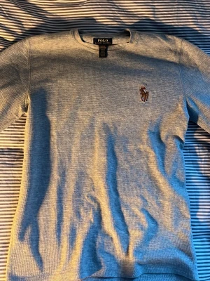 Grå långärmad tröja från Polo Ralph Lauren - Hör av dig vid frågor och funderingar,mvh Sixten 🤩