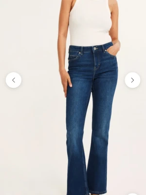 Flare jeans  - Aldrig använda förutom vid proving, säljer för tycker inte dom passar mig så inget fel alls på dom. Nypris 500. säljer för 300, pris kan diskuteras 