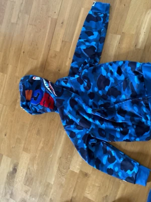 Blå camo hoodie från BAPE - Bape hoodie storlek s
