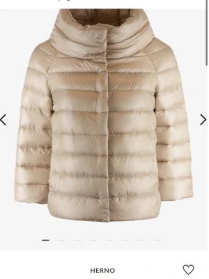 Beige  jacka  från Herno - Säljer nu min favorit jacka då den inte kommer till någon andväning. beige jacka från Herno med hög krage.  Jackorna är jätte små i storlekarna. Ny pris är 6000 . Kvitto finns. 
