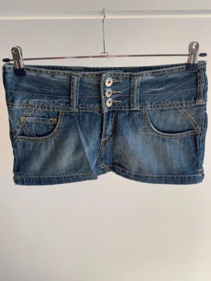 Jeans kjol - Säljer denna coola snygga jeans kjol perfekt sommar🩷