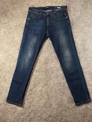 Reply anbass - Säljer dessa replay anbass hyperflex med slitningar | skicket är 8/10 och har inga defekter | Storlek 31/30 | Mått midja:39cm | längd 98cm | Frågor om mått eller bilder, så är det bara att höra av sig!😃