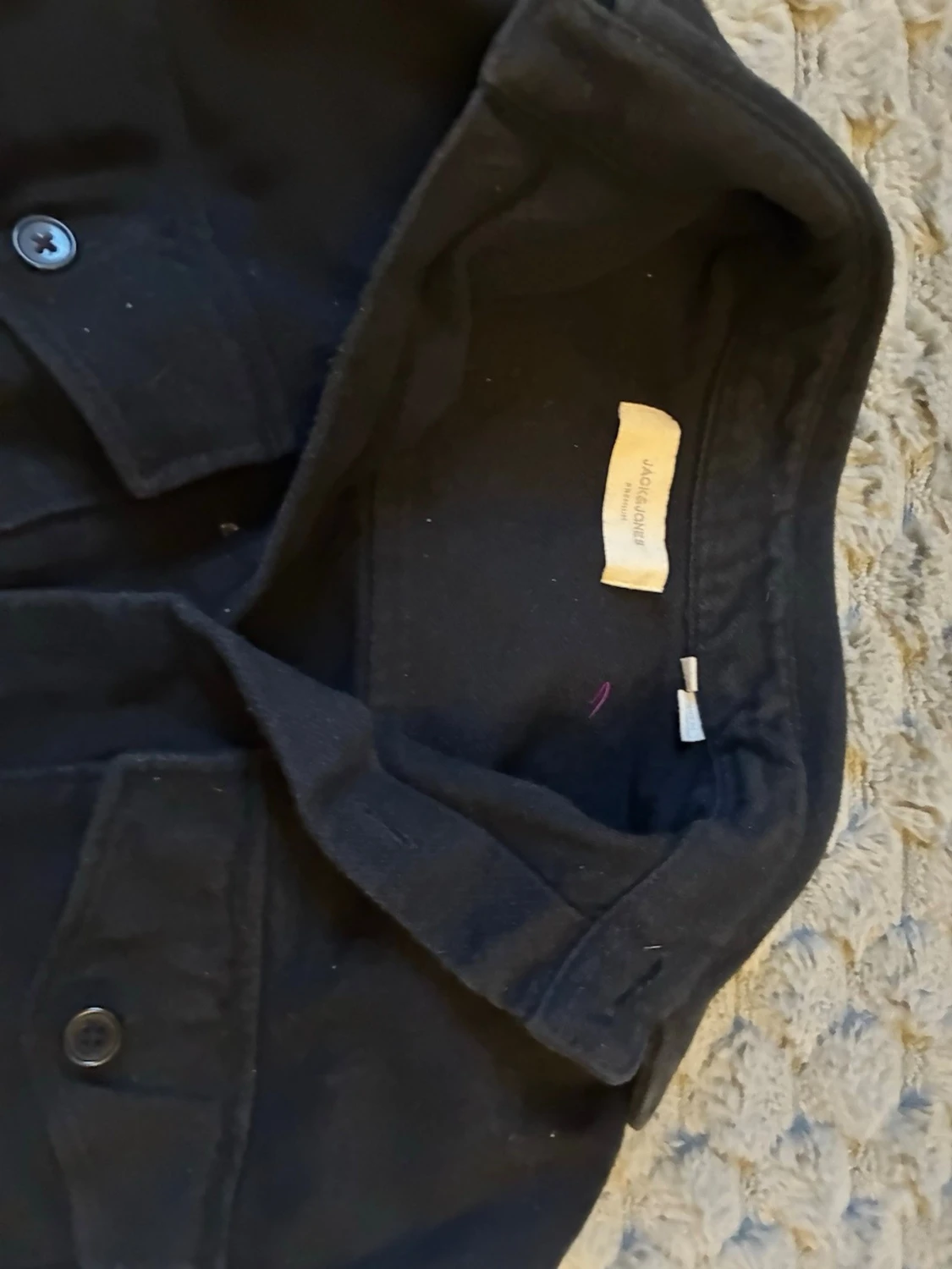 Svart overshirt med bröstfickor från Jack and Jones - 2