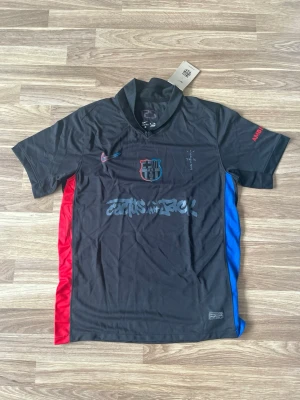 Barcelona tröja cactus Jack  - Svart,blå och röd barca tröja. Den är i nyskick och bra kvalité. Inga defekter. Jag skickar snabbt inom 24h. Pris går att diskuteras. Har även en annan barca tröja och du får två för 500 så kolla min profil eller skicka dm om du skulle vara intresserad av det 