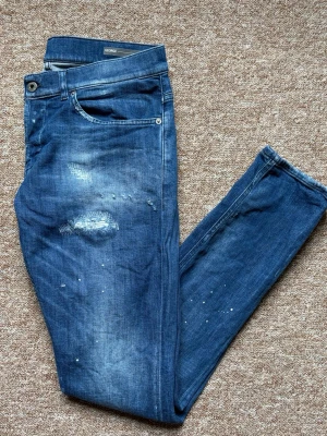 Blåa dondup george jeans med slitningar - Sjukt snygga dondup george jeans med feta slitningar och sjuuukt fet tvätt, jättebra skick också även fast de är köpte begagnade(typ nya) säljer för dunderpris då jag sparar upp till körkort