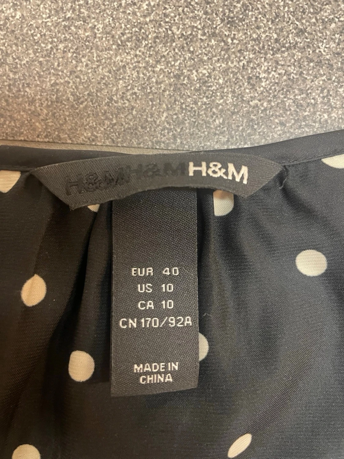 Svart prickig blus från H&M - 1