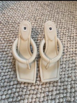 Superfina vita klackar - Säljer dessa otroligt fina vita klackarna som tyvärr inte kommer till användning för mig längre🤍 Sparsamt använda, så i väldigt fint skick! Storlek 40