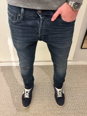 Jack & Jones Slim Glenn jeans blå - Tja! Säljer dessa riktigt snygga jeans ifrån Jack & Jones | W30 L30 | Hör av er vid minsta lilla fundering🙌