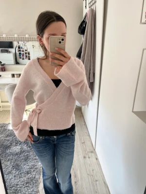 Älska rosa! - Perfekt att ha över klänning eller linne. Den är super vacker och gosig!