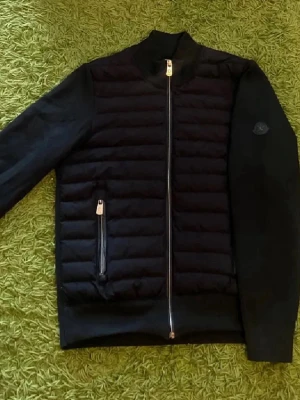 Moncler cardigan  - Svart moncler cardigan, storlek M, mycket bra skick 