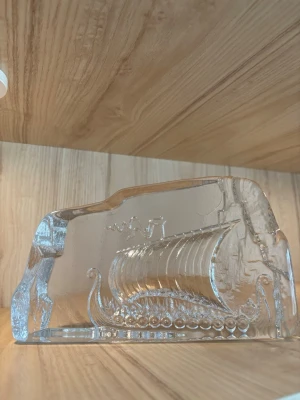 Glasprydnad med vikingaskepp - Mycket bra skick. 