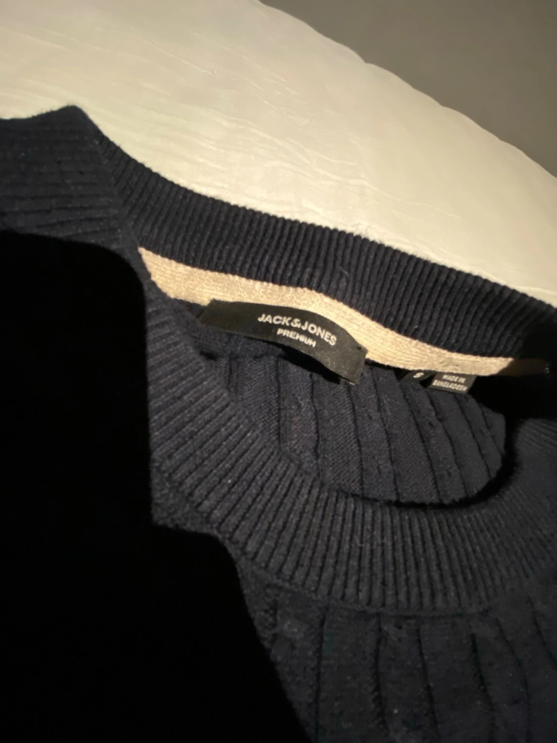 Svart stickad tröja med rund hals - 2