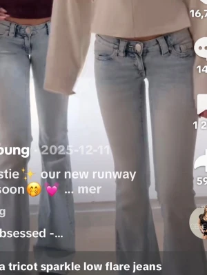 Ljusblåa flare jeans med broderi - Säljer ett par ljusblåa flare jeans med låg midja och snygga broderade detaljer på bakfickorna. Jeansen har en klassisk femficksmodell och är tillverkade i denim med lätt tvättad look. Perfekta för en trendig och avslappnad stil.