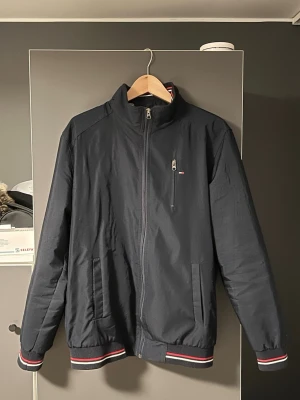 Marinblå vårjacka från Tommy Hilfiger - Marinblå vårjacka från Tommy hilfiger storlek M