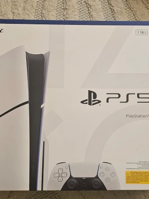 PlayStation 5 1TB helt nytt oöppnad - PlayStation 5 från Sony med 1TB lagring. Konsolen fick jag i present men jag är student och har inte tid att spela så jag ska sälja den. Den är helt ny och oöppnad och kvitto kan skickas med den om det behövs. Den kostar 7500-8000 I elgiganten och netonnet och andra stora försäljare.