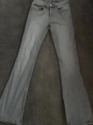 Grå bootcut jeans från Perfect Jeans - Snygga grå bootcut jeans från Gina tricot. Aldrig använda