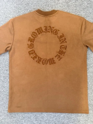 Brun t-shirt från MT99 med tryck - Snygg brun t-shirt från MT99 med tryck i samma färg på både bröstet och ryggen. Den är baggy. Tveka inte att ställa frågor eller be om fler bilder!🤗