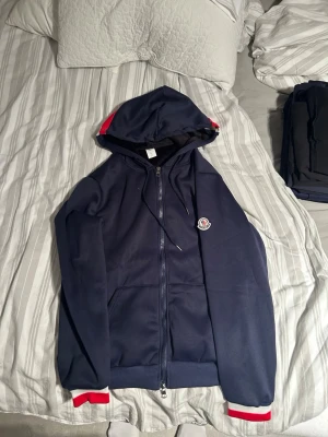 Marinblå Moncler hoodie med dragkedja - Storlek M men passar endast S mellan 170-180 cm. 