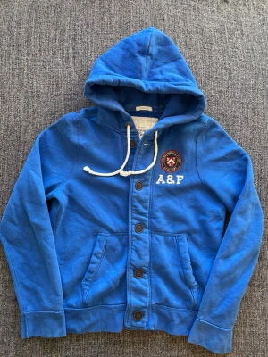 Abercrombie & Fitch cardigan ~ sällsynt modell - Säljer en eftertraktad Abercrombie & Fitch hoodie i grå – sjukt sällsynt, stl S. Svår att hitta i så här fint skick.  • Storlek: M • Skick: Fint skick • Färg: Grå • Modell: Hoodie • Original & hög kvalitet✌️ Skickas inom 24h 📦