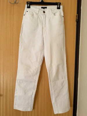 Vita raka jeans från Bubbleroom - Säljer ett par vita jeans från Bubbleroom med rak passform och klassisk femficksdesign. Jeansen har hög midja, knappgylf och är tillverkade i ett stadigt bomullstyg. Perfekta för en clean och fräsch look. Har endast testat dem. Köpta för 499kr och är slutsålda på hemsidan. 