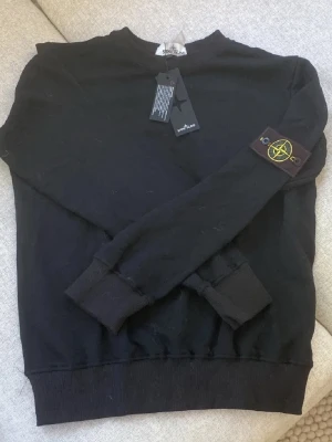 Stone Island sweatshirt - Säljer denna fräna Stone Island tröja för endast 599!! Tröjan kommer med tags och qr-kod som funkar. Passa på innan det är för sent. Kontakta vid frågor eller minsta lilla intresse👌👍