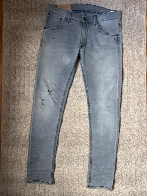 Jeans från dondup -  Hej och välkomna till Liljestrands Nu säljer vi ett par Dondup jeans I bra skick slitning gjorda hemma alltså inte original storlek 31 passar mindre skulle jag säga kom Med frågor och så vidare så hörs vi. MVH Liljestrand