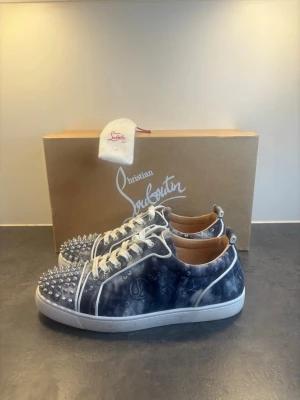Christian Louboutin | 42 - Säljer dessa otroligt sällsynta loubsen i monogram tema. | Size 42 | Box finns | ÄKTA | Mycket bra skick  