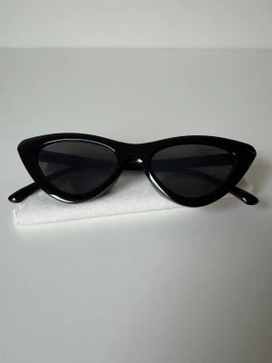 Svarta cat eye solglasögon - Snygga svarta solglasögon i klassisk cat eye-modell 🤍