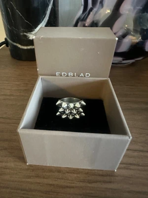 Edblad peak ring - Edblad peak ring i silver 💞 ringen är i stolek Xl men har även en i storlek L till salu💞 den är  typ aldrig använd och lådan finns kvar men är lite sliten 💞hör av er om ni har fler frågor eller vill ha fler bilder💞