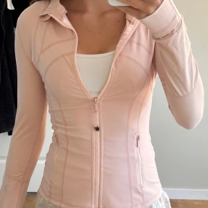 Lululemon define jacket  - Ljusrosa Lululemon som inte går att köpas längre 💕 gammal modell utan defekter💕lappen har däremot nötts ut lite