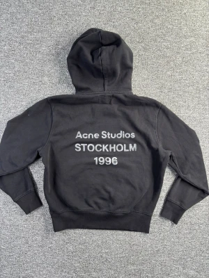 Snygg Stockholm hoodie - Säljer denna tvär feta hoodien | storlek S | skick 10/10 | saknar lapparna därav priset | passar till alla outfits | kolla gärna in profilen för liknande produkter och skriv vid minsta lilla fråga 🥂🥂